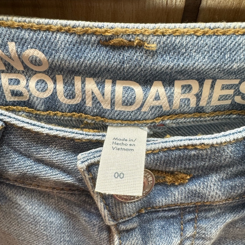 No Boundaries Women's Light Wash Relaxes Flare Jeans - Picture 3 of 3